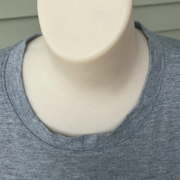 Like new Friends graphic T-shirt - Picture 3 of 9